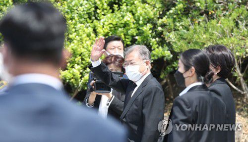 문재인 전 대통령 봉하마을 도착(김해=연합뉴스) 김동민 기자 = 노무현 전 대통령 서거 13주기 추모제가 엄수되는 23일 오전 문재인 전 대통령이 경남 김해시 진영읍 봉하마을을 도착, 노 전 대통령 사저로 이동하고 있다. 2022.5.23 image@yna.co.kr