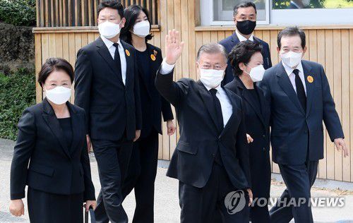 추도식 입장하는 문재인 전 대통령(김해=연합뉴스) 김동민 기자 = 문재인 전 대통령 내외와 노무현 전 대통령 부인 권양숙 여사가 23일 경남 김해시 진영읍 봉하마을에서 엄수된 노무현 전 대통령 서거 13주기 추도식에 입장하고 있다. 2022.5.23 [공동취재] image@yna.co.kr