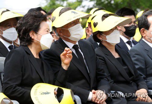 추도식 참석한 문재인 전 대통령과 권양숙 여사(김해=연합뉴스) 김동민 기자 = 문재인 전 대통령과 노무현 전 대통령 부인 권양숙 여사가 23일 경남 김해시 진영읍 봉하마을에서 엄수된 노무현 전 대통령 서거 13주기 추도식에 참석해 있다. 2022.5.23 [공동취재] image@yna.co.kr