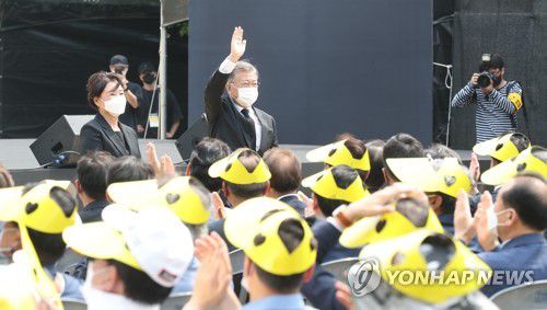 인사하는 문재인 전 대통령 내외(김해=연합뉴스) 김동민 기자 = 문재인 전 대통령 내외가 23일 오후 경남 김해시 진영읍 봉하마을에서 열린 노무현 전 대통령 서거 13주기 추도식에서 참석, 인사하고 있다. 2022.5.23 image@yna.co.kr