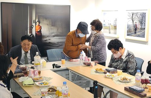 마주잡은 두손(광주=연합뉴스) 천정인 기자 = 19일 오후 광주 동구 전일빌딩245에서 5·18 당시 계엄군으로 투입된 남성과 5·18 유가족이 손을 잡고 있다. 2022.5.24 iny@yna.co.kr