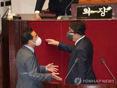 의장석 앞에서 대화하는 여야 원내대표(서울=연합뉴스) 이정훈 기자 = 국민의힘 권성동 원내대표와 더불어민주당 박홍근 원내대표가 20일 국회 본회의 시작 전 국회의장석 앞에서 대화하고 있다. 2022.5.20 [국회사진기자단] uwg806@yna.co.kr