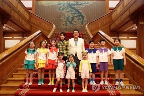 청와대본관에서 열린음악회 출연진과 기념촬영하는 윤석열 대통령 내외(서울=연합뉴스) 윤석열 대통령과 김건희 여사가 지난 22일 저녁 청와대  대정원 야외무대에서 열린 청와대 국민개방기념 특별기획 KBS 열린음악회가 끝난 뒤 청와대 본관에서 음악회에 출연한 합창단원들과 기념촬영을 하고 있다.  2022.5.23 [대통령실 제공, 재판매 및 DB 금지] photo@yna.co.kr