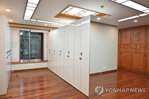 26일부터 청와대 관저 내부도 공개(서울=연합뉴스) 대통령실은 26일부터 청와대 본관 실내를 개방하고, 관저 건물 내부도 공개하겠다고 밝혔다. 사진은 청와대 관저 드레스룸 모습. 2022.5.24 [대통령실 제공, 재판매 및 DB 금지] photo@yna.co.kr