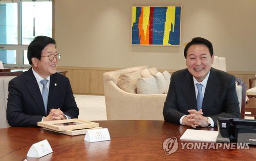 박병석 국회의장과 대화하는 윤석열 대통령(서울=연합뉴스) 서명곤 기자 = 윤석열 대통령이 24일 오후 용산 대통령실 청사 집무실에서 임기 만료를 앞둔 박병석 국회의장을 비롯한 21대 전반기 국회의장단을 접견하고 있다 . 2022.5.24 seephoto@yna.co.kr