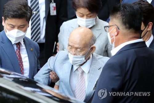 지난해 8월 9일 광주지법 출석한 뒤 떠나는 전두환·이순자 부부[연합뉴스 자료사진]