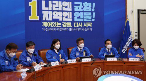 발언하는 윤호중 상임선대위원장(서울=연합뉴스) 백승렬 기자 = 더불어민주당 윤호중 상임선대위원장(오른쪽 세번째)이 25일 오전 서울 여의도 국회에서 열린 국정균형과 민생안정을 위한 선대위 합동회의에서 발언하고 있다. 2022.5.25 [국회사진기자단] srbaek@yna.co.kr