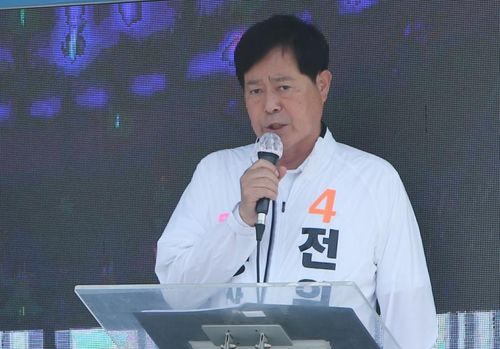 유세하는 무소속 전원학 후보[촬영 = 이정훈 기자]