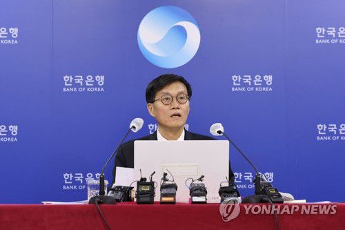기준금리 인상, 금통위 결과 설명하는 한은 총재(서울=연합뉴스) 홍해인 기자 = 이창용 한국은행 총재가 26일 서울 중구 한국은행 브리핑실에서 이날 열린 금융통화위원회(금통위) 통화정책방향회의 결과와 관련해 설명하고 있다.      금통위는 이날 회의에서 기존 1.50%였던 기준금리를 연 1.75%로 0.25% 포인트 인상했다. 한국은행의 기준금리가 두 달 연속 인상된 건 약 15년 만이다. 2022.5.26 hihong@yna.co.kr