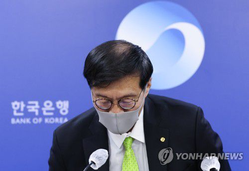 이창용 한은 총재, 금통위를 마치고(서울=연합뉴스) 홍해인 기자 = 이창용 한국은행 총재가 26일 서울 중구 한국은행 브리핑실에서 이날 열린 금융통화위원회(금통위) 통화정책방향회의 결과와 관련해 설명하기 위해 자리에 앉고 있다.      금통위는 이날 회의에서 기존 1.50%였던 기준금리를 연 1.75%로 0.25% 포인트 인상했다. 한국은행의 기준금리가 두 달 연속 인상된 건 약 15년만이다. 2022.5.26 hihong@yna.co.kr