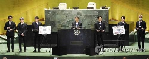 뉴욕 유엔총회장에서 연설하는 BTS(뉴욕=연합뉴스) 최재구 기자 = 그룹 BTS(방탄소년단)이 작년 9월 20일(현지시각) 뉴욕 유엔본부 총회장에서 열린 제2차 SDG Moment(지속가능발전목표 고위급회의) 개회식에서 발언하고 있다. 왼쪽부터 뷔, 슈가, 진, RM, 정국, 지민, 제이홉. 2022.5.26 [연합뉴스 자료사진. 재판매 및 DB 금지] jjaeck9@yna.co.kr