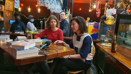 남아공 현지특파원단과 대담하는 미켈라 롱(우)(요하네스버그=연합뉴스) 김성진 특파원 = 지난 19일 남아프리카공화국 요하네스버그의 한 카페에서 아프리카 전문 작가 롱이 특파원들과 대담하고 있다. 2022.5.26 sungjin@yna.co.kr