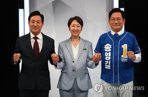 서울시장 후보 방송토론회(서울=연합뉴스) 6.1 지방선거 서울시장 후보들이 26일 서울 상암 MBC스튜디오에서 열린 서울특별시장 선거 후보자 토론회에 앞서 기념촬영을 하고 있다. 왼쪽부터 국민의힘 오세훈 후보, 정의당 권수정 후보, 더불어민주당 송영길 후보. 2022.5.26 [국회사진기자단] srbaek@yna.co.kr