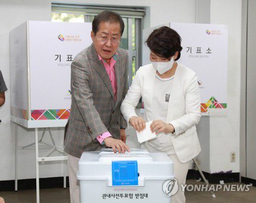 사전 투표하는 홍준표 후보(대구=연합뉴스) 김현태 기자 = 제8회 전국동시지방선거 사전투표 첫날인 27일. 대구 수성구 두산동 행정복지센터에 마련된 투표소에서 국민의힘 홍준표 대구시장 후보와 부인 이순삼씨가 투표하고 있다. 2022.5.27 mtkht@yna.co.kr