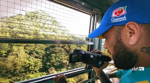 캠코더 촬영에 집중하는 다니 아우베스[브라질축구협회 트위터 캡처. 재판매 및 DB금지]