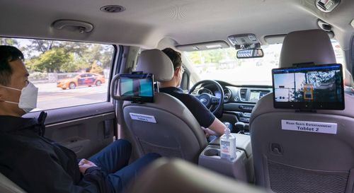 SKT-KBS-캐스트닷에라, 5G MEC 기술 활용 지상파 방송 성공   이동하는 차량에서 ATSC 3.0 기술 기반으로 송출되는 실시간 지상파 방송을 시청하는 모습 [SKT 제공. 재판매 및 DB 금지]