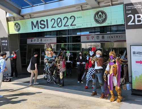 코스프레와 함께하는 MSI 2022    (부산=연합뉴스) 김주환 기자 = 29일 부산 해운대구 벡스코(BEXCO)에서 열린 리그 오브 레전드(LoL) 국제대회 '미드 시즌 인비테이셔널(MSI) 2022' 결승전에서 코스튬 플레이어들이 시민들과 사진을 촬영하고 있다. 2022.5.29 jujuk@yna.co.kr