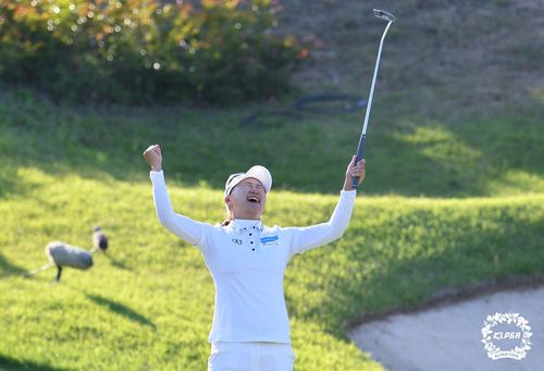 우승 퍼트를 넣고 환호하는 정윤지.[KLPGA 제공. 재판매 및 DB 금지]