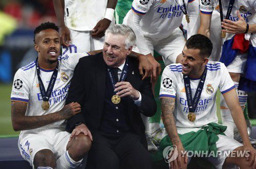 미소 짓는 안첼로티 감독(가운데)[EPA=연합뉴스]