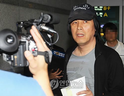 2010년 '시'로 칸영화제 각본상 받고 귀국하는 이창동 감독[연합뉴스 자료사진. 재판매 및 DB 금지]