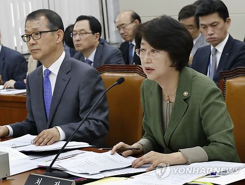 답변하는 김승희 식품의약품안전처장(서울=연합뉴스) 이상학 기자 = 김승희 식품의약품안전처장이 6일 국회에서 열린 보건복지위원회 전체회의에서 의원들의 백수오 관련 질의에 답변하고 있다. 2015.5.6 leesh@yna.co.kr