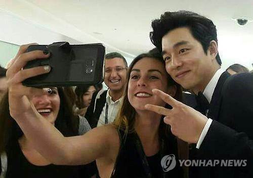 2016년 '부산행'으로 칸영화제 참석해 팬들과 사진 촬영하는 공유[NEW 제공. 재판매 및 DB 금지]