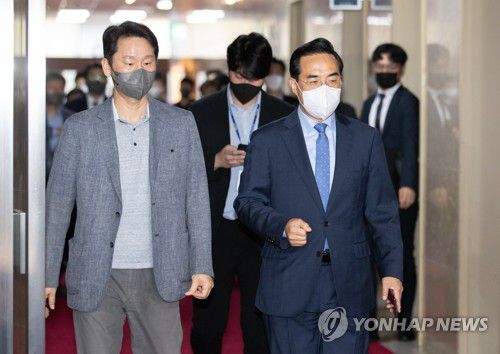 추경안 회동 마친 박홍근(서울=연합뉴스) 이정훈 기자 = 더불어민주당 원내대표가 29일 오전 국회의장실에서 여·야·정 추경안 관련 회동을 마친 후 나서고 있다. 2022.5.29 [국회사진기자단] uwg806@yna.co.kr