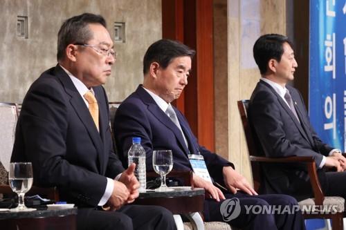 일본측 발언 듣는 김윤 한국경제협회장과 구자열 무역협회장(서울=연합뉴스) 김주성 기자 = 30일 오후 서울 중구 롯데호텔에서 열린 제54회 한일경제인회의에서 김윤 한국경제협회장과 구자열 무역협회장(왼쪽)이 일본 참석자의 발언을 듣고 있다. 2022.5.30 utzzza@yna.co.kr