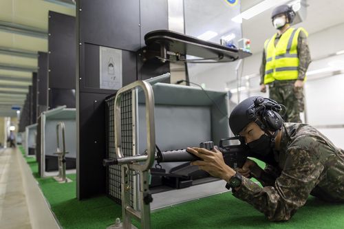 예비군훈련장 실내사격장 사격    (서울=연합뉴스) 윤동진 기자 = 지난 30일 서울 서초 과학화 예비군훈련장의 실내 사격장에서 조교가 실총 사격을 하고 있다. 2022.5.31     mon@yna.co.kr