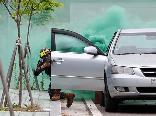 시가지 전투는 실감 나게    (서울=연합뉴스) 윤동진 기자 = 지난 30일 서울 서초 과학화 예비군훈련장의 시가지 전술 훈련장에서 시가지 전투에 임하고 있다. 2022.5.31     mon@yna.co.kr