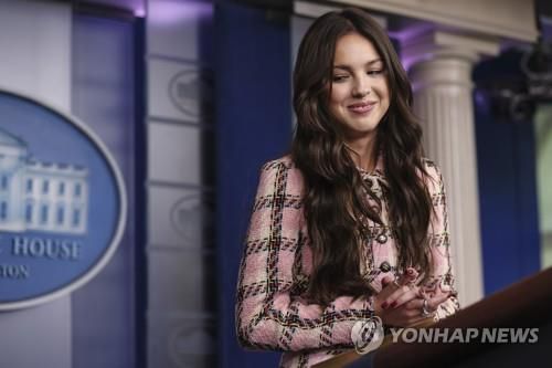 지난해 백신 접종 독려 위해 백악관 브리핑룸 찾은 올리비아 로드리고[UPI 연합뉴스 자료사진]