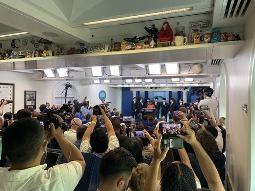 발 디딜틈 없는 백악관 브리핑룸 (워싱턴=연합뉴스) 그룹 방탄소년단의 백악관 방문을 취재하기 위해 백악관 브리핑룸에 발 디딜 틈이 없을 정도로 많은 기자가 모여들었다. [특파원 공동 취재단] 2022.6.1 jbryoo@yna.co.kr