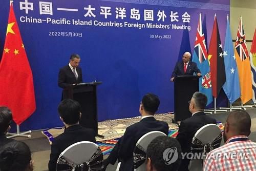 공동 기자회견 하는 중국·피지 대표(수바 AFP=연합뉴스) 피지를 방문 중인 왕이 중국 외교부장(68·왼쪽)과 프랭크 바이니마라마 피지 총리(68)가 30일 수도 수바에서 공동 기자회견을 하고 있다. 이날 피지에서는 중국과 남태평양 도서 8개국이 참가한 제2차 중국-태평양 도서국 외교장관회의가 열렸다. 2022.5.30 alo95@yna.co.kr