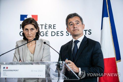 UEFA 챔피언스 리그 후 기자회견하는 프랑스 스포츠부·내무부 장관[EPA 연합뉴스 자료사진. 재판매 및 DB 금지]