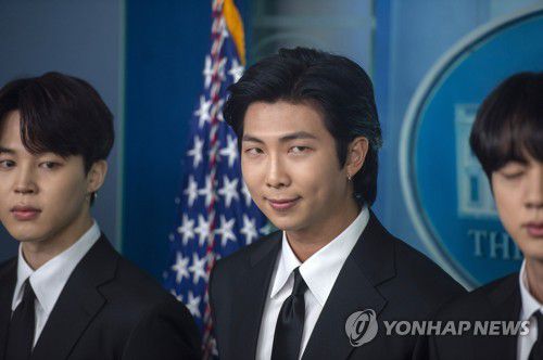 백악관 방문한 BTS(워싱턴 UPI=연합뉴스) 세계적인 K팝 스타 방탄소년단(BTS) 멤버RM이 31일(현지시간) 백악관을 방문해 브리핑룸에서 질문자를 쳐다보고 있다. BTS는 미국 '아시아·하와이 원주민·태평양 제도 주민(AANHPI) 유산의 달' 마지막 날인 이날 조 바이든 미국 대통령과 면담하고 '반(反) 아시안 증오범죄 대응 방안'에 대해 의견을 교환했다. 2022. 6. 1. photo@yna.co.kr