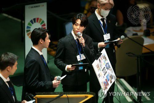 SDG Moment 발언하는 BTS 지민(뉴욕=연합뉴스) 그룹 BTS(방탄소년단) 지민이 지난해 9월 20일(현지시각) 뉴욕 유엔본부 총회장에서 열린 제2차 SDG Moment(지속가능발전목표 고위급회의) 개회식에서 발언하고 있다. 2021.9.21 [유엔 제공. 재판매 및 DB 금지] photo@yna.co.kr