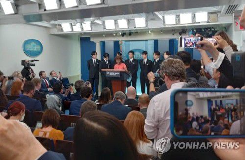 백악관 브리핑룸에 선 BTS(워싱턴=연합뉴스) 류지복 특파원 = 그룹 방탄소년단(BTS)이 '반(反) 아시안 증오범죄 대응 방안'을 논의하기 위해 조 바이든 미국 대통령을 면담하기 전 백악관 브리핑룸을 찾았다. 2022.6.1 jbryoo@yna.co.kr