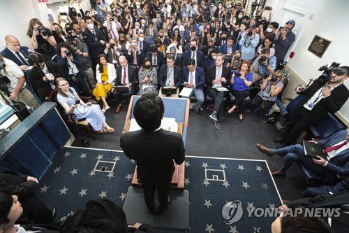 BTS 보러 백악관 브리핑룸 가득 채운 취재진(워싱턴 EPA=연합뉴스) 31일(현지시간) 미국 워싱턴DC 백악관 브리핑룸에서 발언하는 세계적인 K팝 스타 방탄소년단(BTS)을 구름처럼 모인 취재진이 경청하고 있다. 이날 BTS는 조 바이든 미국 대통령(79)과 '반(反) 아시안 증오범죄 대응 방안'을 논의한 것으로 알려졌다. 백악관은 앞서 지난해 신종 코로나바이러스 감염증(코로나19) 백신 접종 독려를 위해 가수 올리비아 로드리고를 초청하는 등 사회 메시지 홍보를 위해 유력 인사를 초청하기도 한다. 2022.6.1 alo95@yna.co.kr