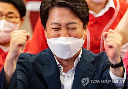 기뻐하는 이준석 대표(서울=연합뉴스) 하사헌 기자 = 국민의힘 이준석 대표가 1일 서울 여의도 국회도서관에 마련된 ‘국민의힘 제8회 지방선거 개표상황실’에서 출구조사 방송을 시청하며 기뻐하고 있다. 2022.6.1 [국회사진기자단] toadboy@yna.co.kr