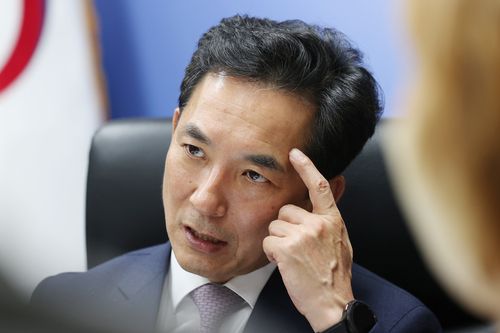 인터뷰하는 박민식 보훈처장  (서울=연합뉴스) 신현우 수습기자 = 박민식 신임 국가보훈처장이 지난달 30일 서울 용산구 서울지방보훈청에서 연합뉴스와 인터뷰하고 있다. 월남전 참전 전사 장교의 아들이자 윤석열 정부 첫 보훈처장인 그는 "제복에 대한 비하 인식을 예우로 바꾸는 것이 제 소명"이라고 말했다. 2020.6.2     nowwego@yna.co.kr