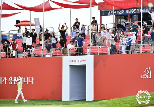 7번 홀 그린 주위에 설치된 롯데플레저홀. 팬들이 경기 도중 응원할 수 있다. [KLPGA 제공. 재판매 및 DB 금지]