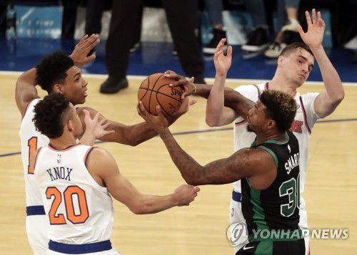 상대 공을 낚아채는 마커스 스마트[EPA=연합뉴스 자료사진]