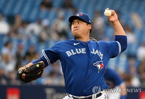 토론토 왼손 선발 류현진(토론토 USA투데이스포츠/로이터=연합뉴스) 토론토 블루제이스 류현진이 2일(한국시간) 캐나다 온타리오주 토론토의 로저스센터에서 열린 시카고 화이트삭스와의 홈경기, 4회 홈런을 허용한 뒤 고개를 떨구고 있다.