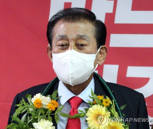 꽃목걸이 받은 유천호 강화군수 후보(인천=연합뉴스) 6·1 지방선거가 시행된 1일 오후 국민의힘 유천호 강화군수 후보가 당선이 확실시되자 인천시 강화군 자신의 선거사무소에서 지지자들에게 받은 꽃목걸이를 걸고 있다. 2022.6.1 [유천호 후보 선거사무소 제공. 재판매 및 DB 금지] tomatoyoon@yna.co.kr