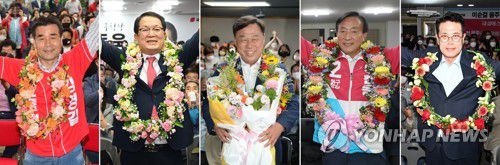 환호하는 울산 기초단체장 당선인들(울산=연합뉴스) 김용태 기자 = 제8회 전국동시지방선거 울산 기초단체장 선거에서 승리한 후보들이 꽃다발을 목에 걸고 환호하고 있다. 왼쪽부터 국민의힘 김영길 중구청장 후보, 국민의힘 서동욱 남구청장 후보, 진보당 김종훈 동구청장 후보, 국민의힘 박천동 북구청장 후보, 국민의힘 이순걸 울주군수 후보. 2022.6.2 yongtae@yna.co.kr