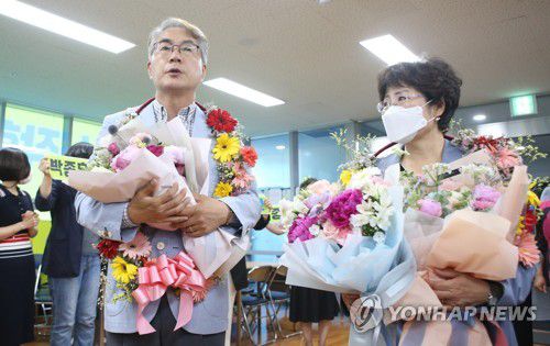 당선 축하받는 박종훈(창원=연합뉴스) 박정헌 기자 = 박종훈 경남도교육감 당선인이 2일 오전 경남 창원시 의창구에 마련된 선거 사무소에서 당선 축하를 받고 있다. 2022.6.2 home1223@yna.co.kr