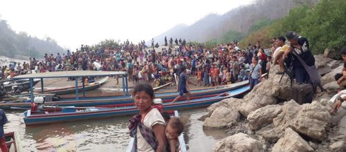 2021년 3월, 미얀마 군부의 공세로 피란길에 나선 카렌족이 태국으로 대피하기 위해 태국 국경 모에이 강둑에서 대기하고 있다. [이라와디 SNS 캡처. 재판매 및 DB 금지]