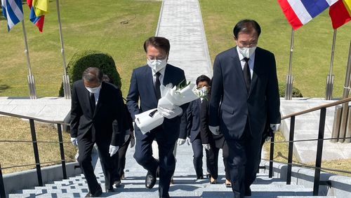 당선 이후 춘천 충열탑 참배하는 육동한 당선인[육동한 당선인측 제공.재판매 및 DB 금지]