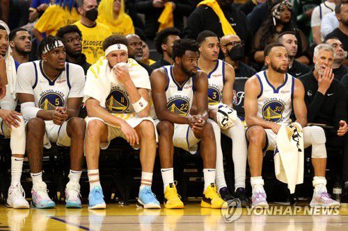 패색이 짙어진 골든스테이트 벤치 분위기[AFP=연합뉴스]