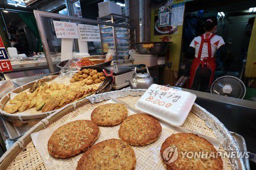 서울 마포구 망원시장의 한 전집에 녹두전 등 다양한 전이 판매되고 있다. [연합뉴스 자료사진]